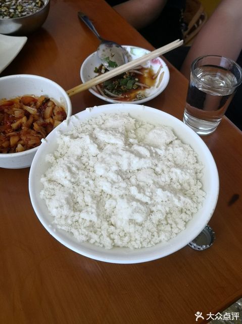 推荐菜:英银水豆腐店位于延边朝鲜族自治州延吉市参花街杰园公寓3号楼