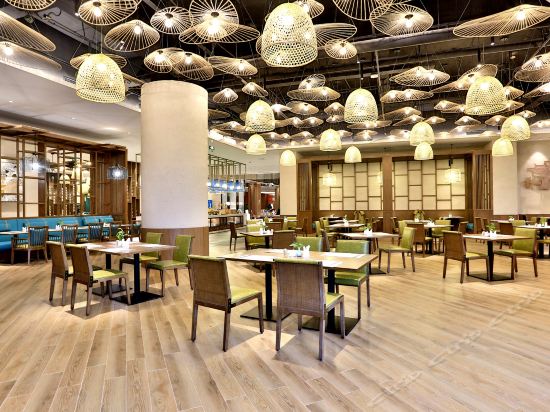 江山东方文华饭店位于衢州市江山市双塔街道锦绣大道2幢(东方文华饭店