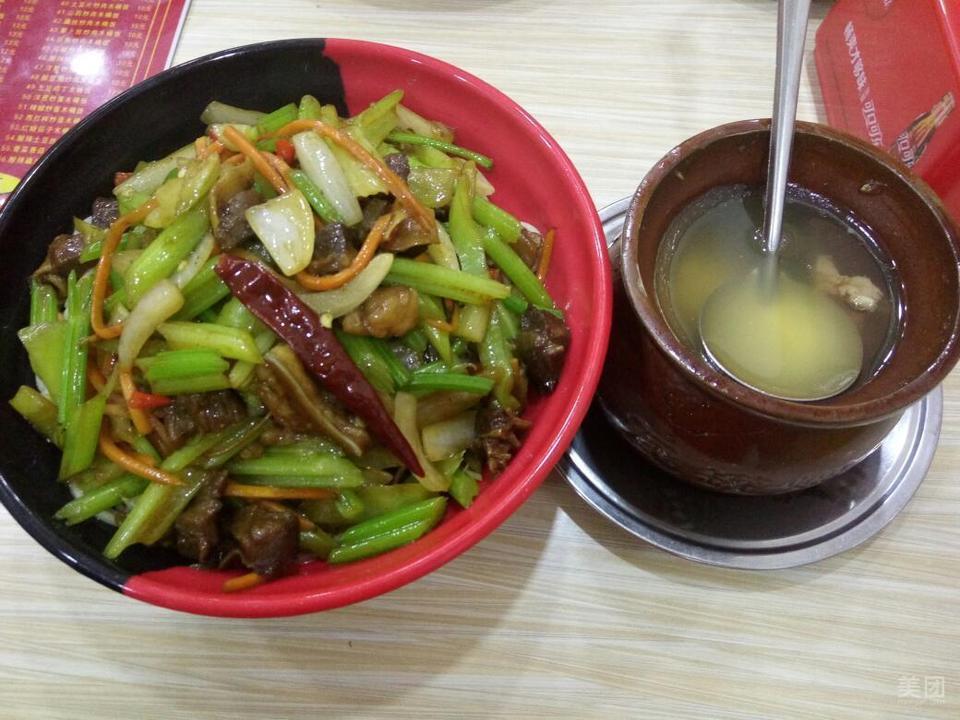 芹菜炒牛肉木桶饭图片