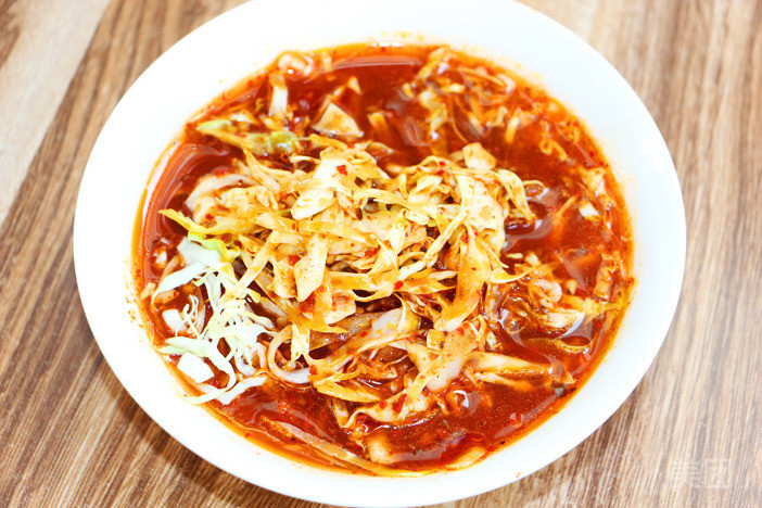 刀削面推荐菜:满泓山西刀削面(四街分店)位于鸡西市鸡冠区南山街道