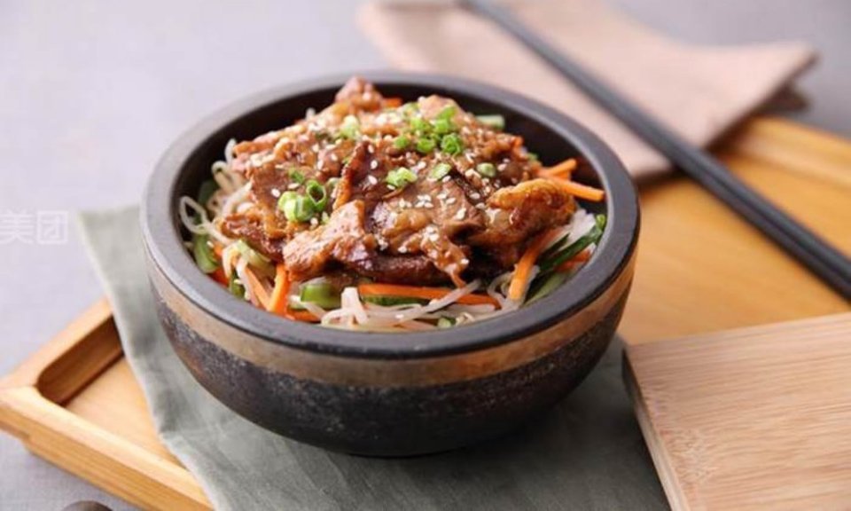招牌肥牛石锅拌饭图片