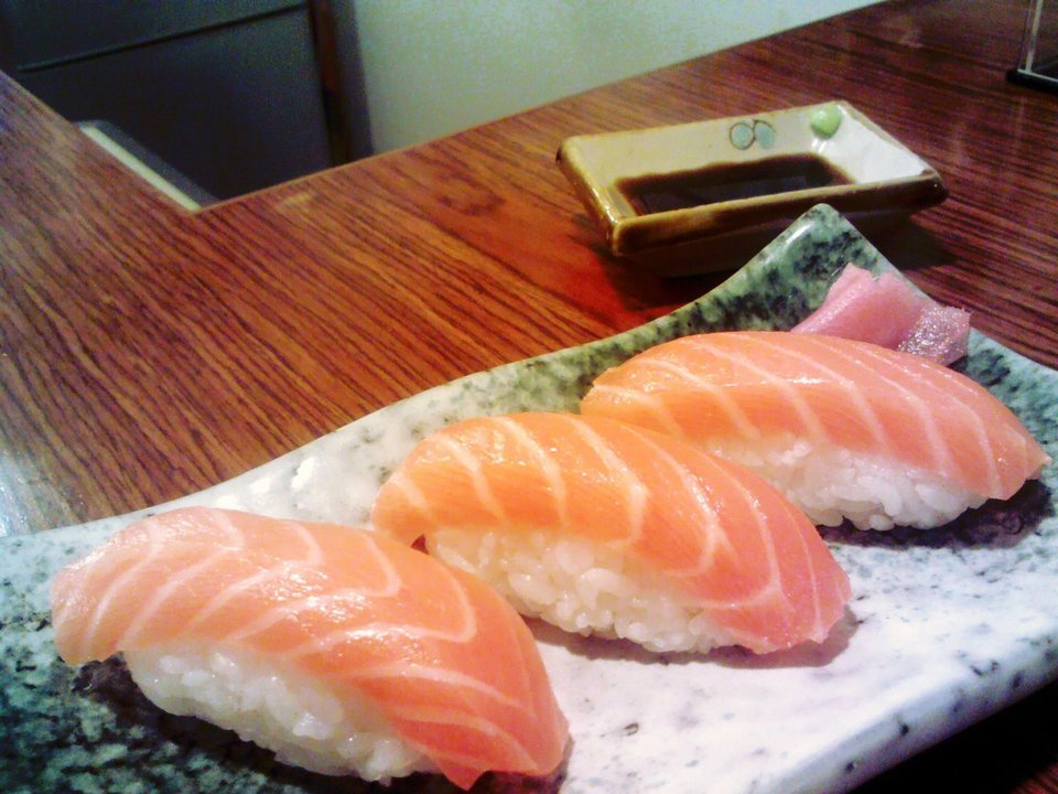 三文鱼握寿司图片