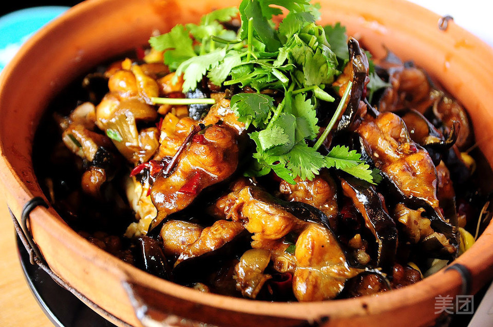 香辣鱼煲推荐菜:鱼煲第一家(五店)位于合肥市蜀山区望江西路与潜山路