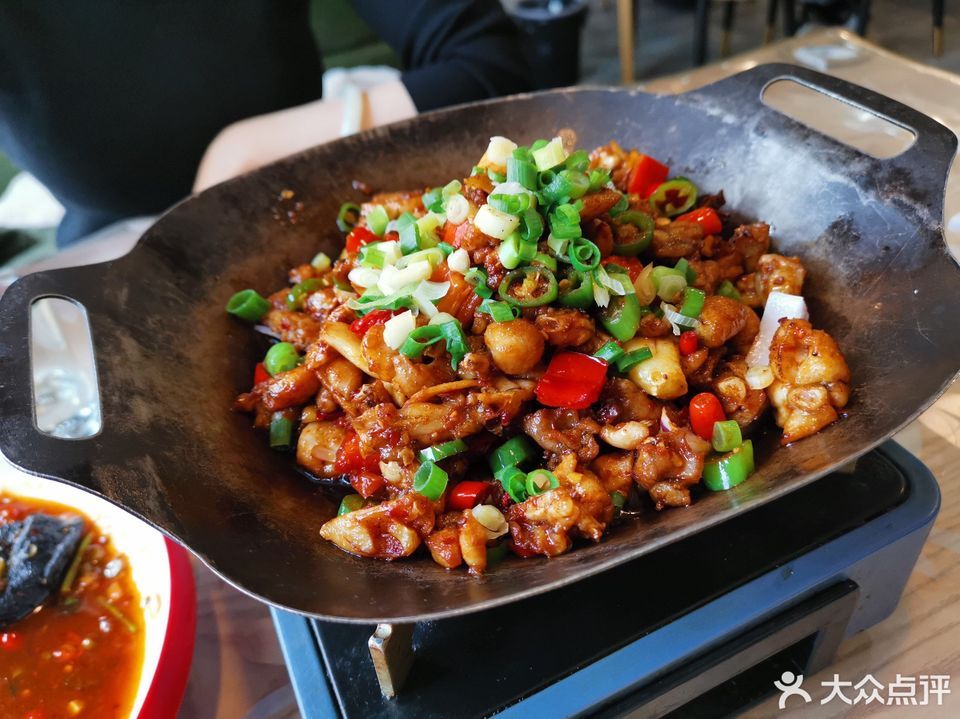 酒店楼下)推荐菜:小炒黄牛肉干锅酱板鸭家常豆腐分类:餐馆;餐饮;湘菜