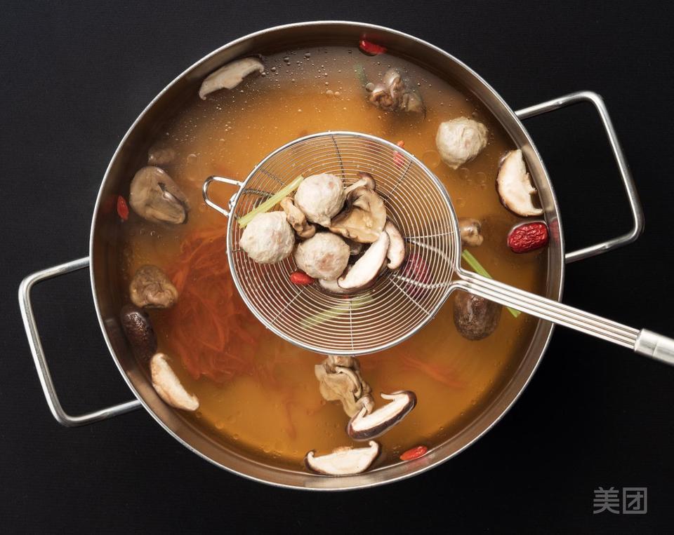 特色云南菌菇锅图片