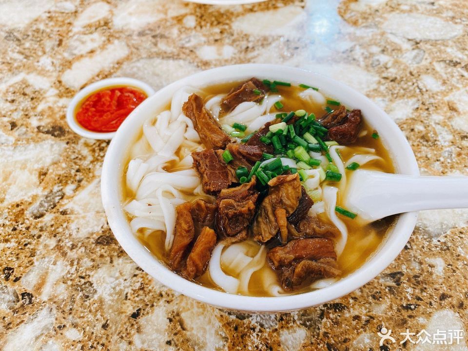 肥婆牛腩粉云吞档