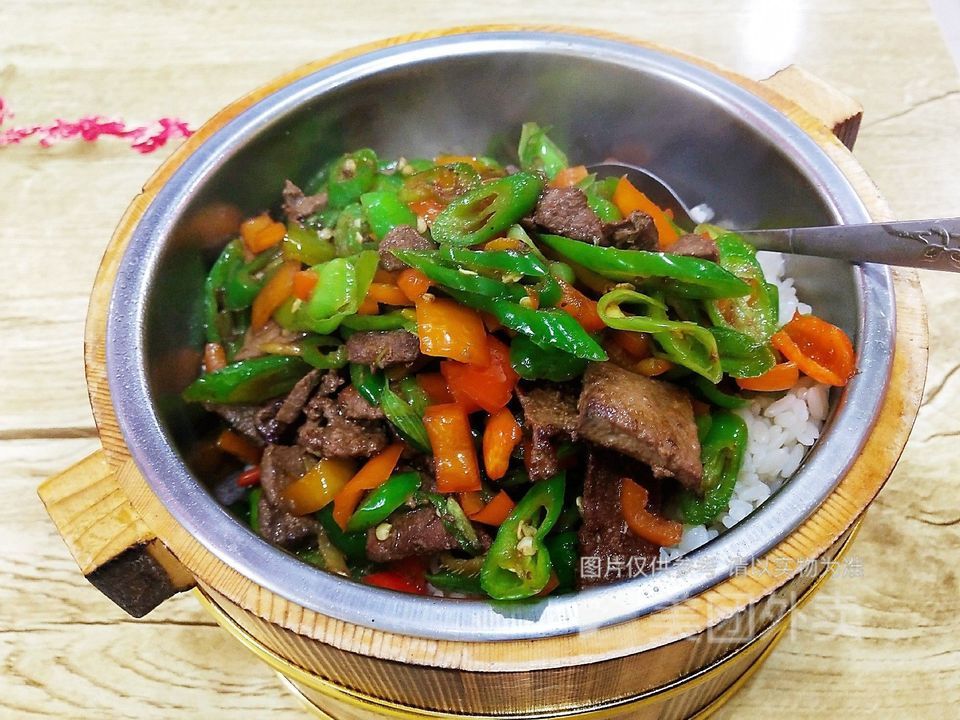 辣椒猪肝木桶饭图片