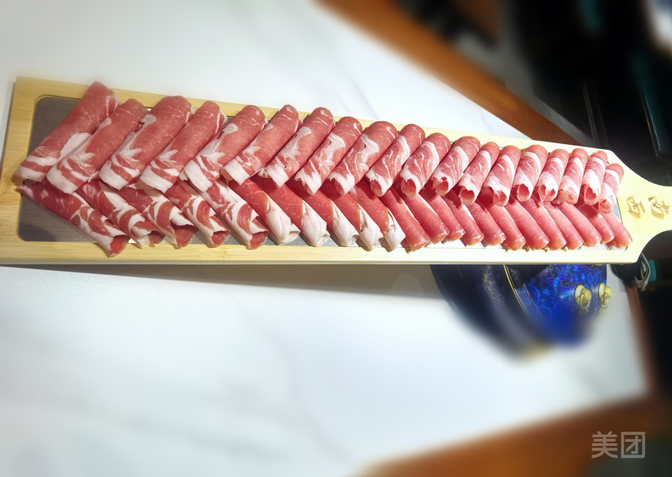 特色羊肉小串手切羊磨裆推荐菜:东南西铜锅涮肉烧烤(环球影城店)位于