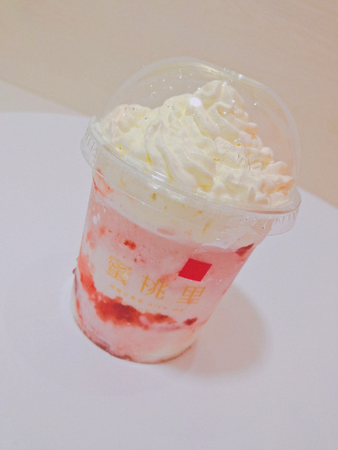 草莓麻薯奶茶图片