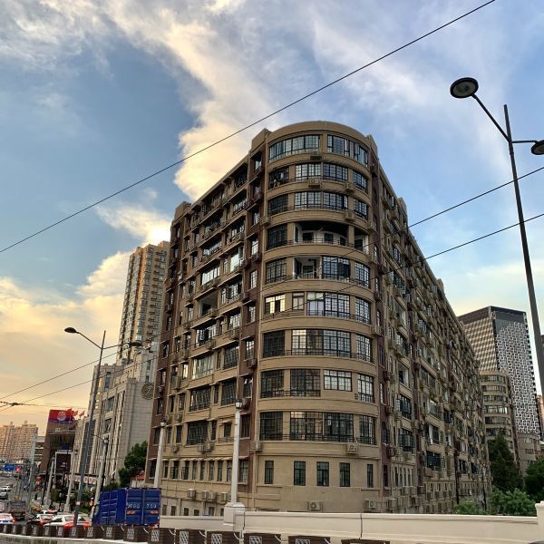 零点_eric:上海河滨大楼依据不规则地形,平面作连续∽形布置,不仅与
