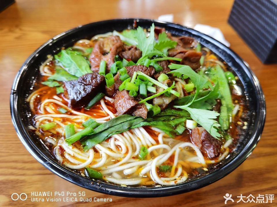 招牌牛肉肥肠面图片