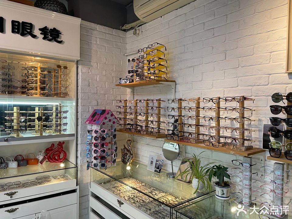 日月眼镜康健店