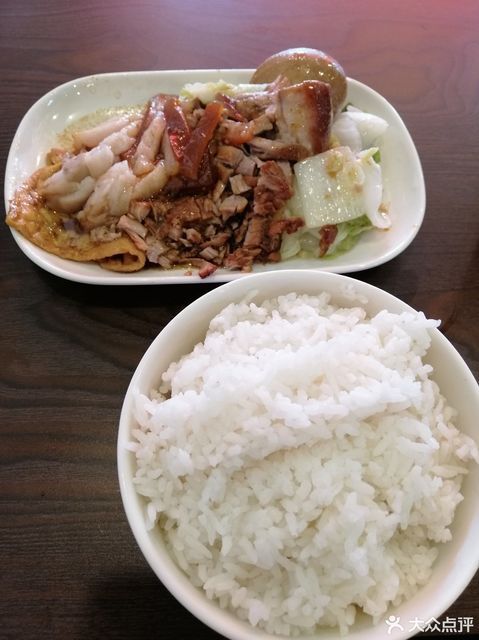 燒鴨牛腩飯推薦菜:滷水燒臘快餐位於惠州市惠城區和暢東七路與惠風東