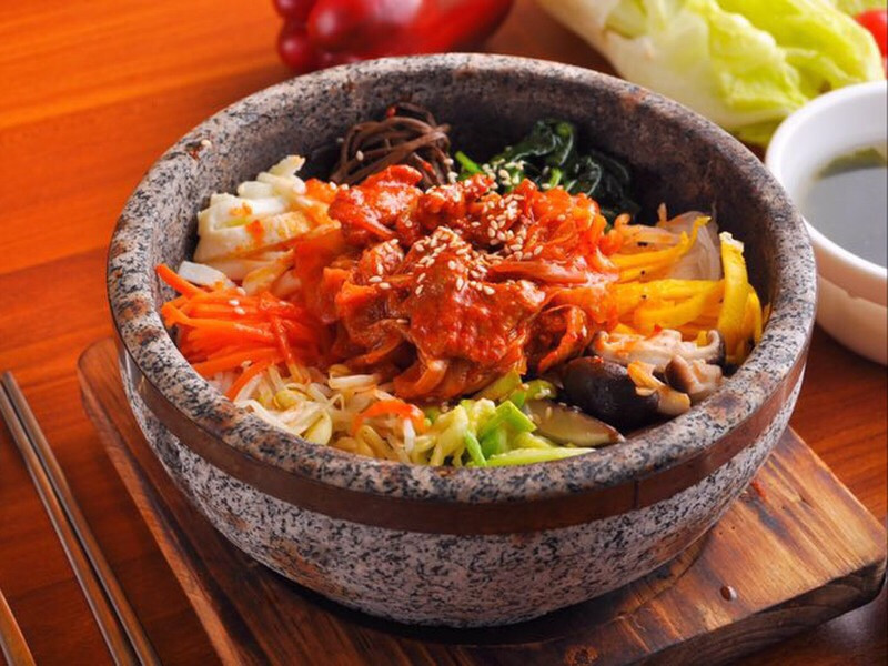 泡菜猪肉石锅拌饭图片