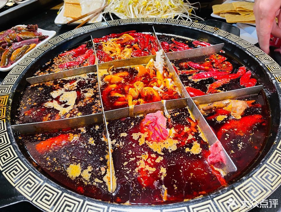 在哪儿):重庆市江北区电话:冉妈临江门老火锅(新牌坊店)地址(位置