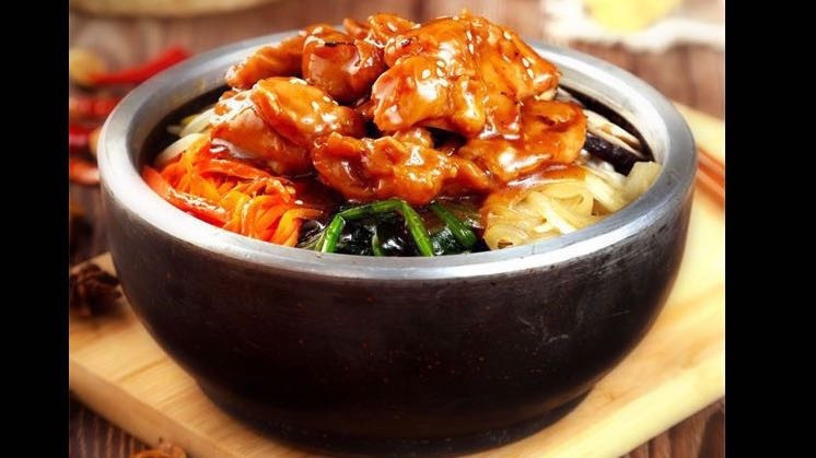 经典岩烧鸡肉拌饭图片