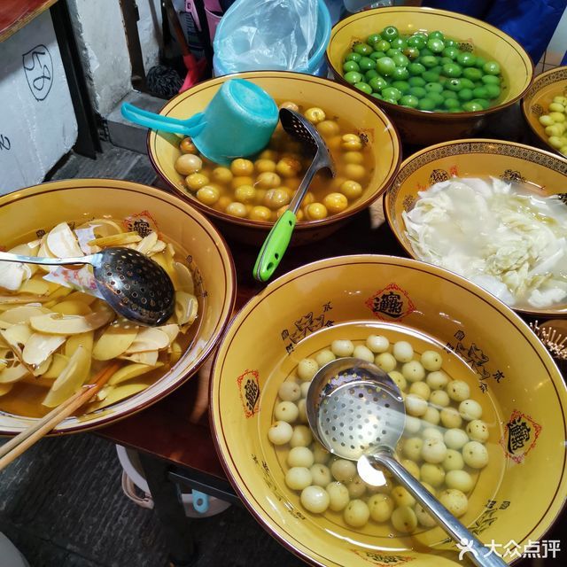 老字号水泡梨位于红河哈尼族彝族自治州建水县翰林街107号-1号商铺