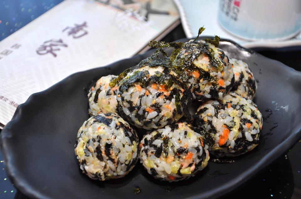 金枪鱼饭团图片