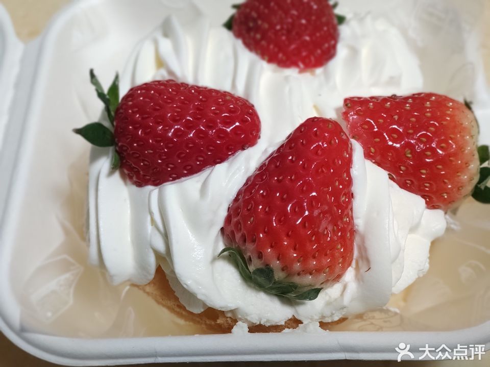 新鲜草莓便当盒子蛋糕图片