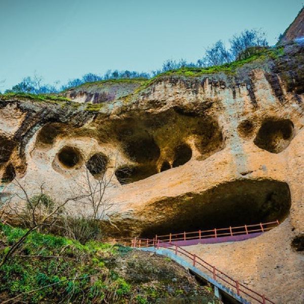 大别山石窟风景区