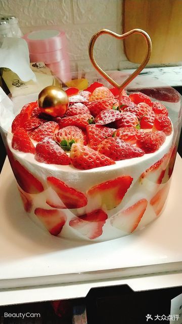 草莓奶油生日蛋糕图片