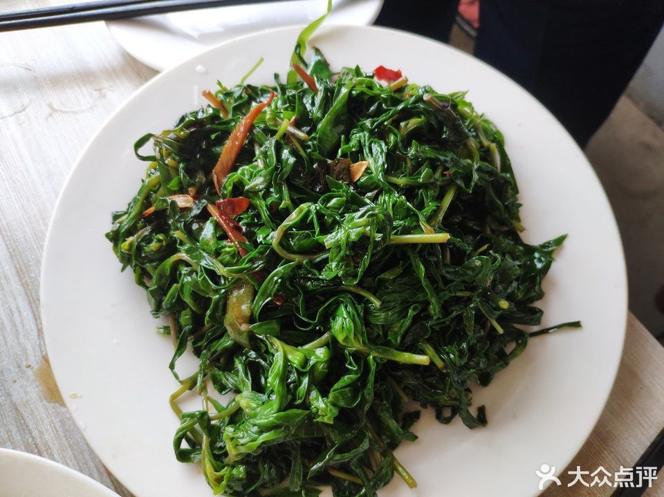 凉拌芸豆茄子推荐菜:俊贤农家乐饭店位于日照市五莲县刘家南山村186号