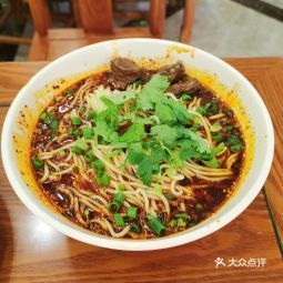 h***:感觉就是个贴牌货,接着连锁店的名义卖本地早点,包子油丝面啥唔