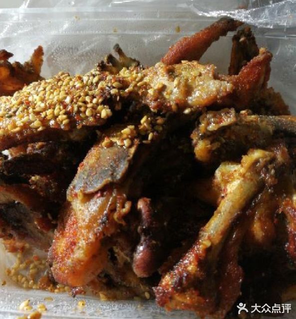 推荐菜:麻辣鸡架(青大店)位于青岛市崂山区青大三路欣联农贸市场一排5