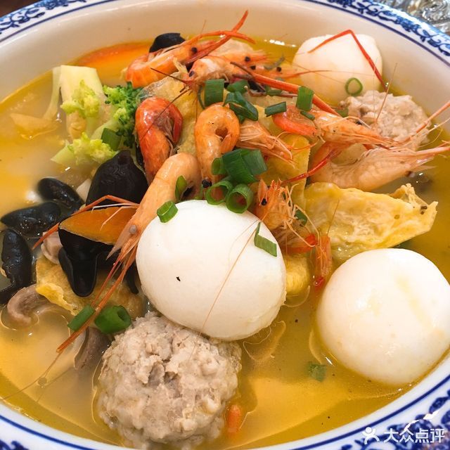 推荐菜:古越龙山酒楼(下大路店)位于绍兴市越城区下大路557号(近中国