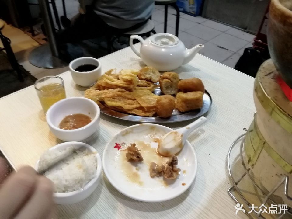 招牌羊肉煲炭火羊肉煲推荐菜:黄金屋美食位于广州市越秀区教育路南朝
