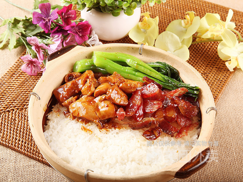 腊味滑鸡煲仔饭图片