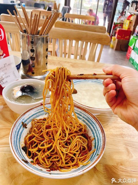 十字街老太婆小吃山姆店