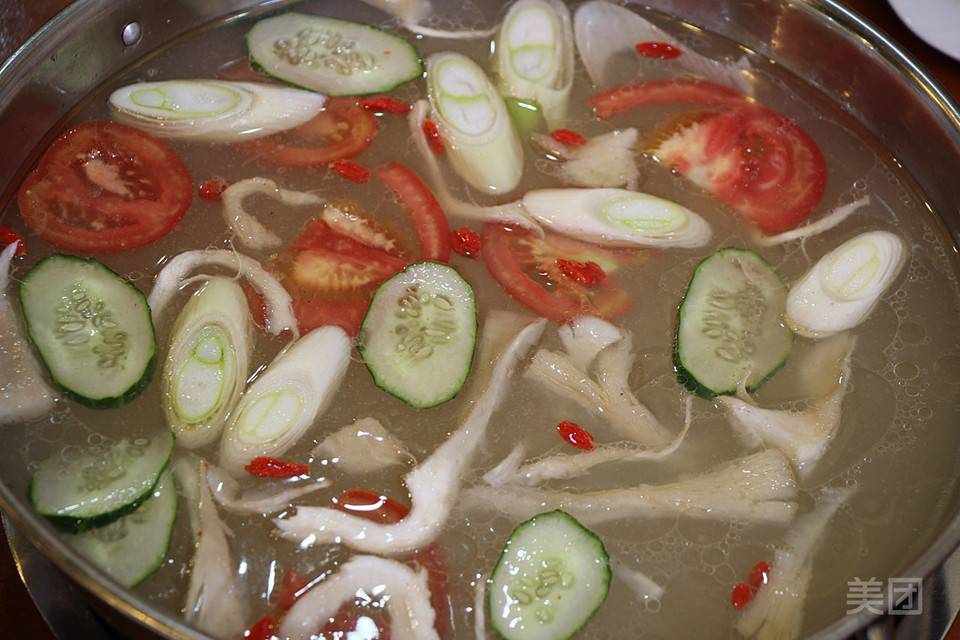 推荐菜:赵记生态火锅位于遵义市汇川区广州路茅草铺派出所兴海花园5号