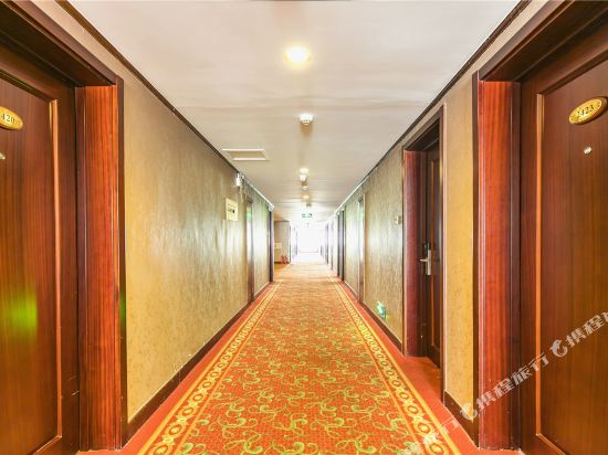 大港宾馆位于天津市滨海新区大港迎宾街73号(迎宾街与世纪大道交汇口