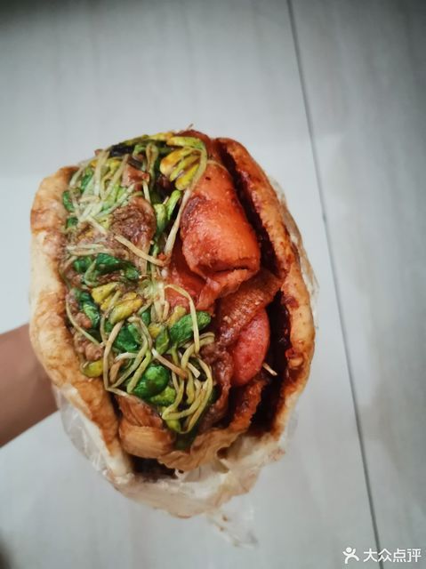 推荐菜:育才夹饼位于济宁市任城区高新区银都花苑小区