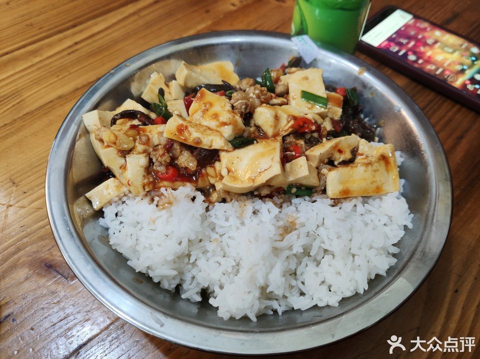 線椒牛肉飯酸辣雞雜飯紅燒魚塊飯分類:餐飲;快餐;餐館;木桶飯;小吃