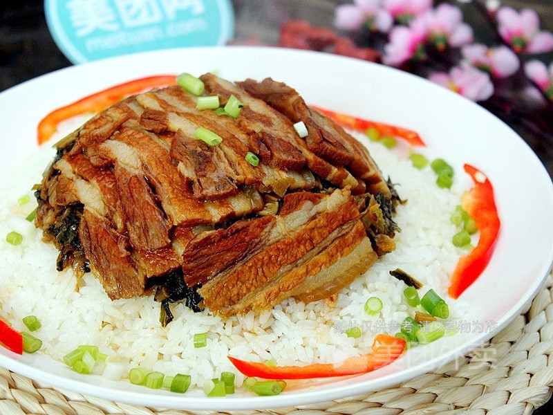 梅菜扣肉盖码饭图片
