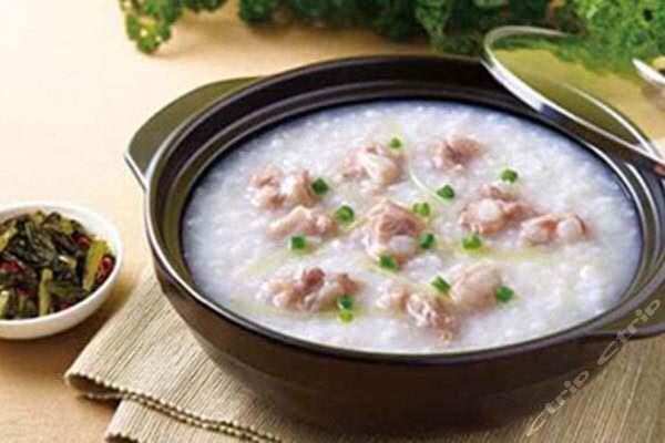 排骨山药粥推荐菜:潮汕砂锅粥位于厦门市思明区禾祥西路246号之13店面