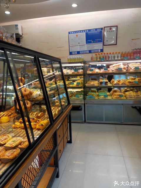 金龙船(湖滨店)位于泉州市石狮市湖滨路1-3号 标签:糕饼店面包店面包