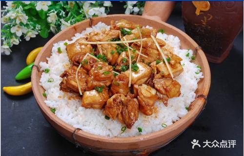 鸡肉排骨煲仔饭