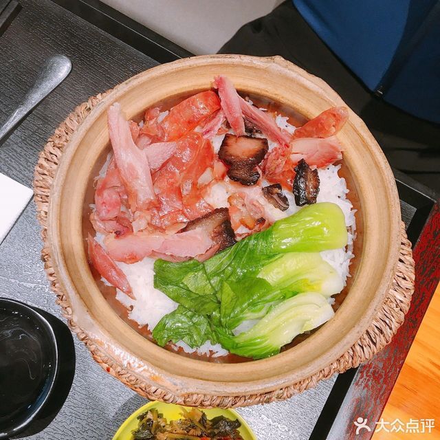 经典腊味三宝煲仔饭图片
