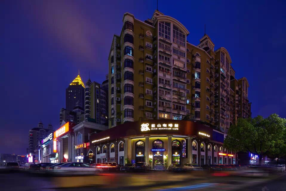 蓝山咖啡馆(萧山店)位于杭州市萧山区市心中路时代广场推荐菜:澳洲和