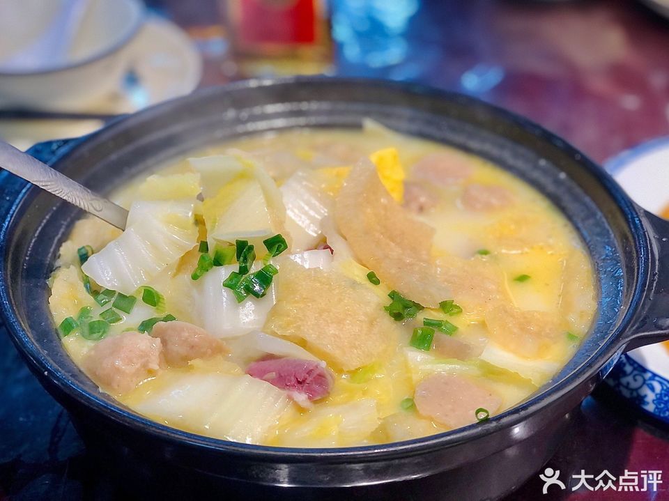 白斩鸡推荐菜:召楼老饭店位于上海市闵行区沈杜公路2059号召稼楼平西