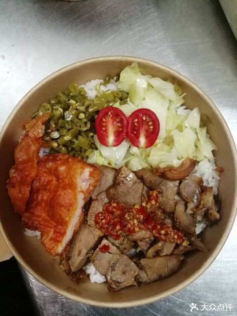 剁椒卤汁猪肘饭加脆皮鸡排图片