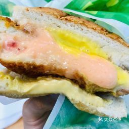 顺路就打卡了德克士的新品95 7815黑椒安格斯牛肉堡:正常牛肉