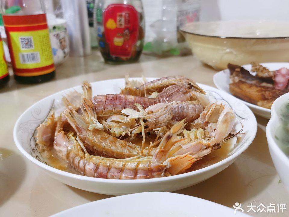 益鑫私房菜位于温州市平阳县腾龙东路与凤安街交叉口东北60米