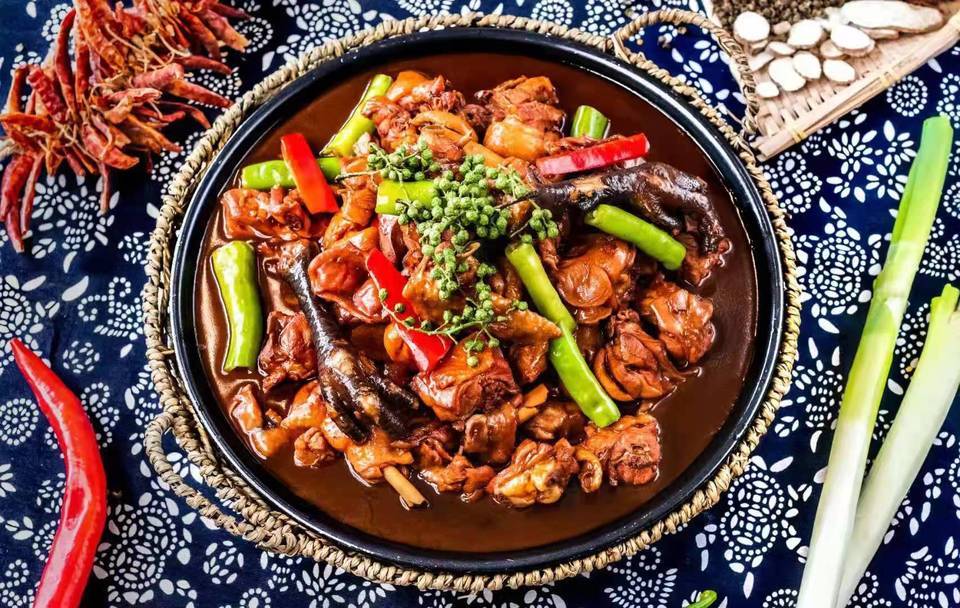 推荐菜:莱芜特色炒鸡位于青岛市黄岛区井冈山路273号舅老爷砂锅北