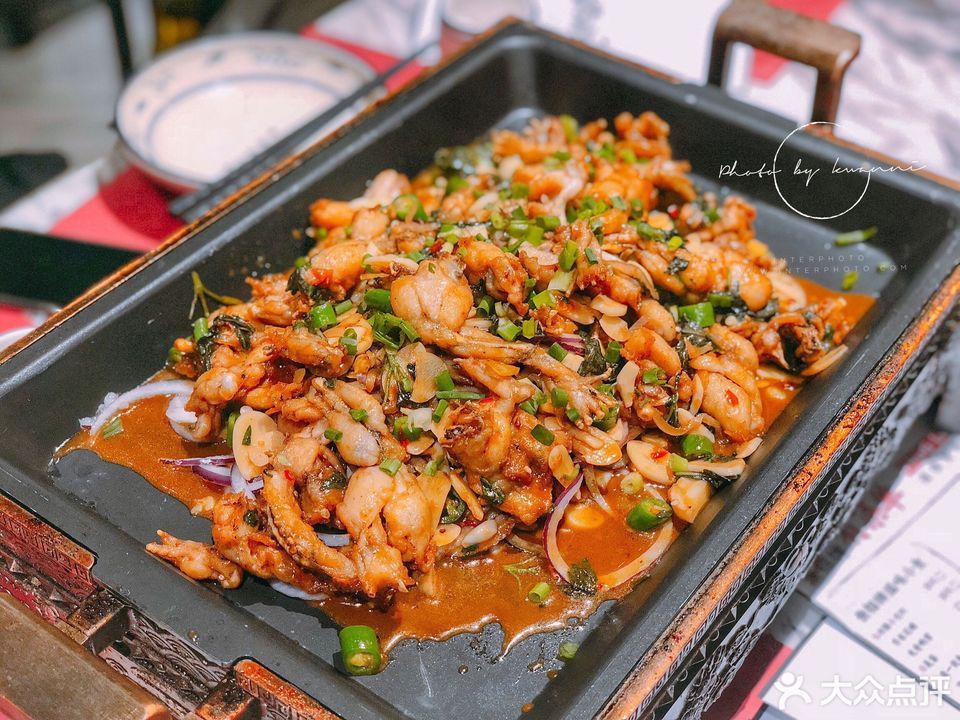 葱爆酱香牛蛙推荐菜:臻享无招牌铁锅烤蛙(新会万达店)位于江门市新会