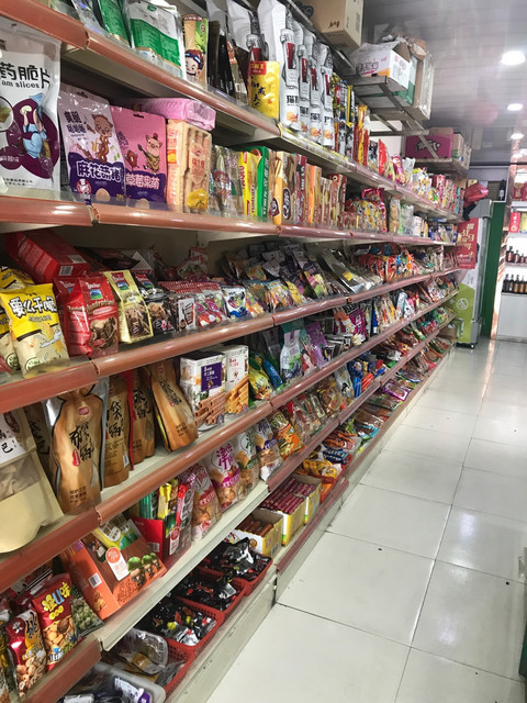 万达广场有超市吗