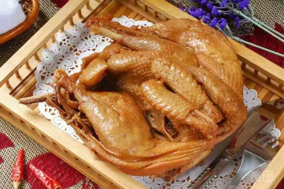 麻辣鸭头推荐菜:圣都熟食(康虹路店)位于济南市历下区康虹路与颖秀路